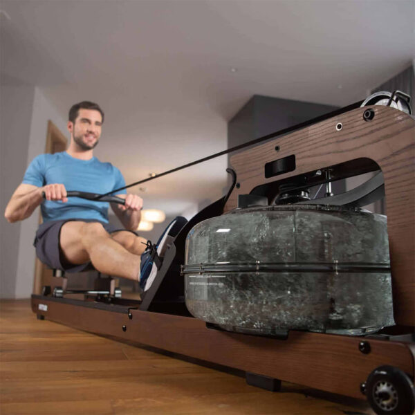 IRKLAVIMO-TRENIRUOKLIS-ROWER-H2O-2-vyras-sportuoja-namuose